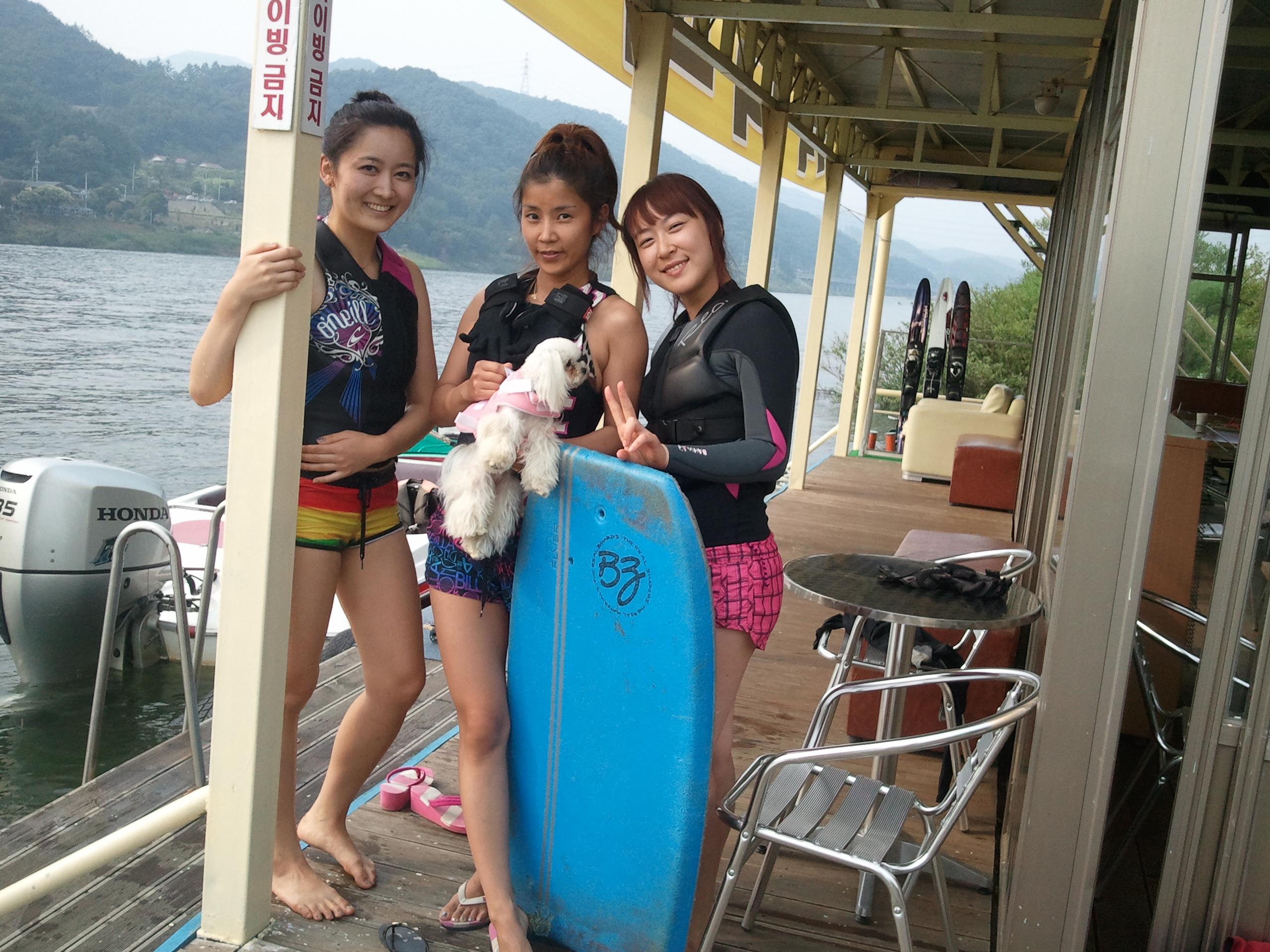 2012-06-24 16.44.31.jpg : 날씨가 너무 더워 물에 첨벙 뛰어든 청평워터피아 여성 회원들
