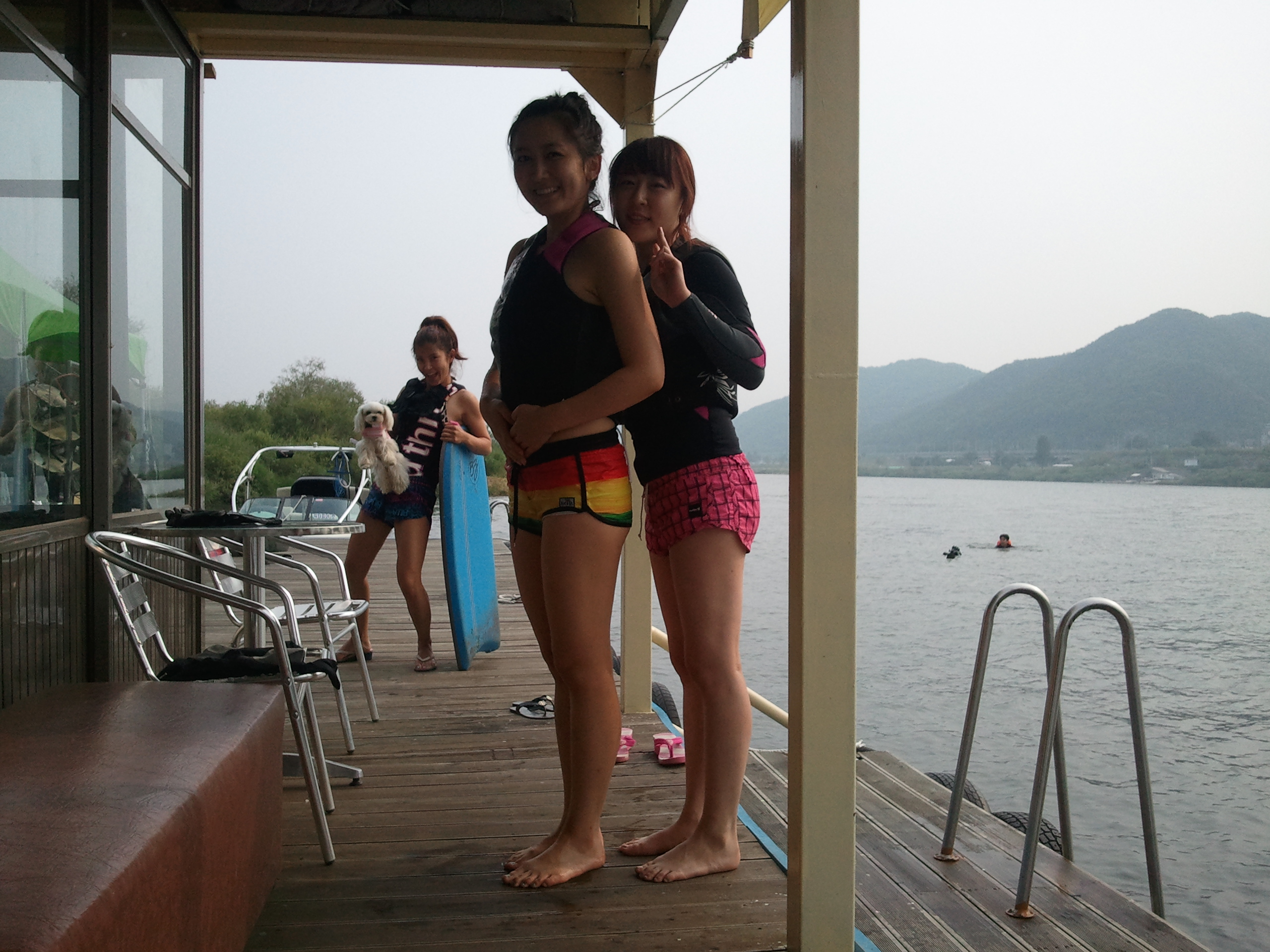 2012-06-24 16.43.59.jpg : 날씨가 너무 더워 물에 첨벙 뛰어든 청평워터피아 여성 회원들