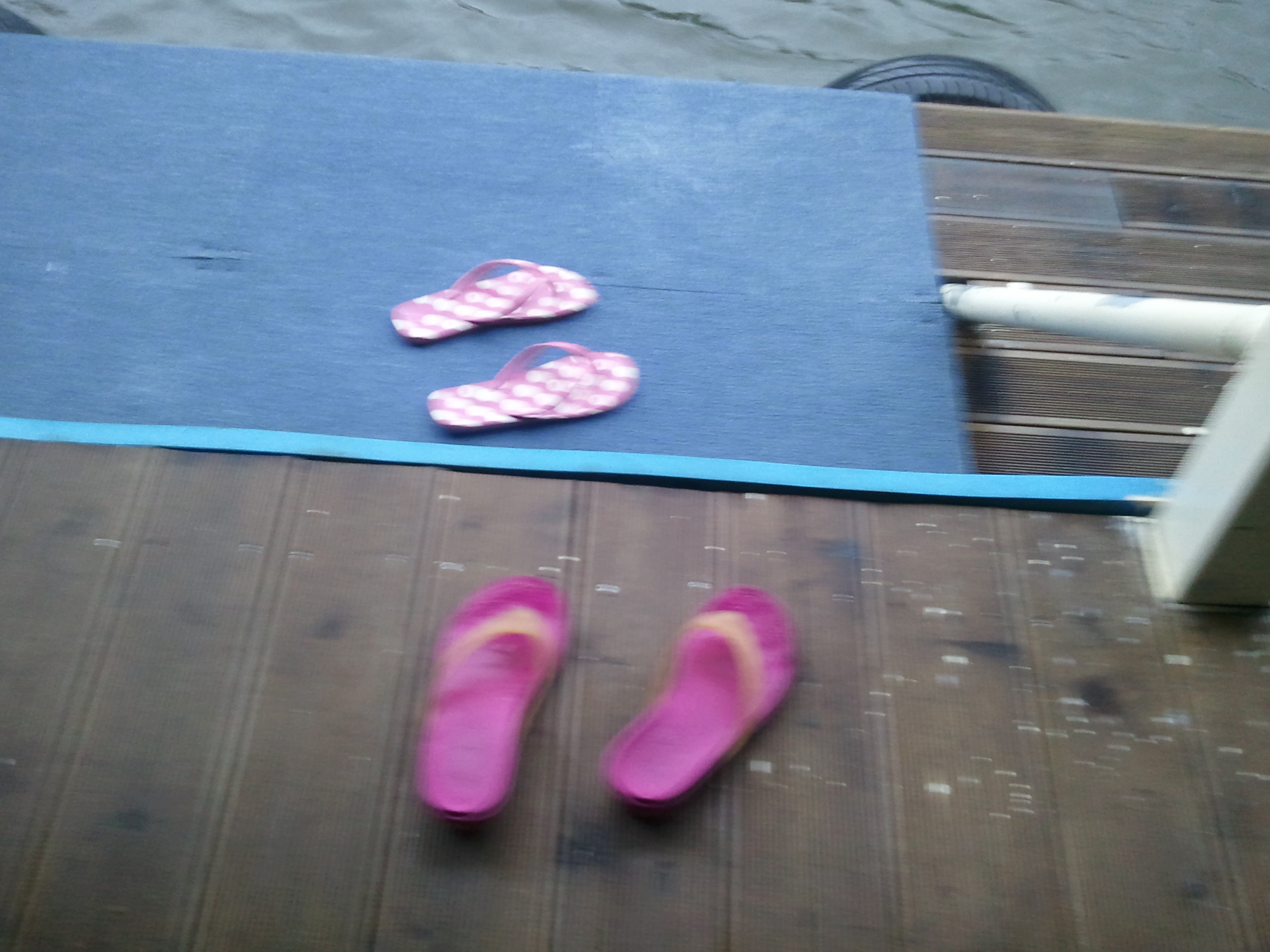 2012-08-12 18.41.04.jpg : 신발의 주인을 청평워터피아가 찾고 있습니다 ㅋ