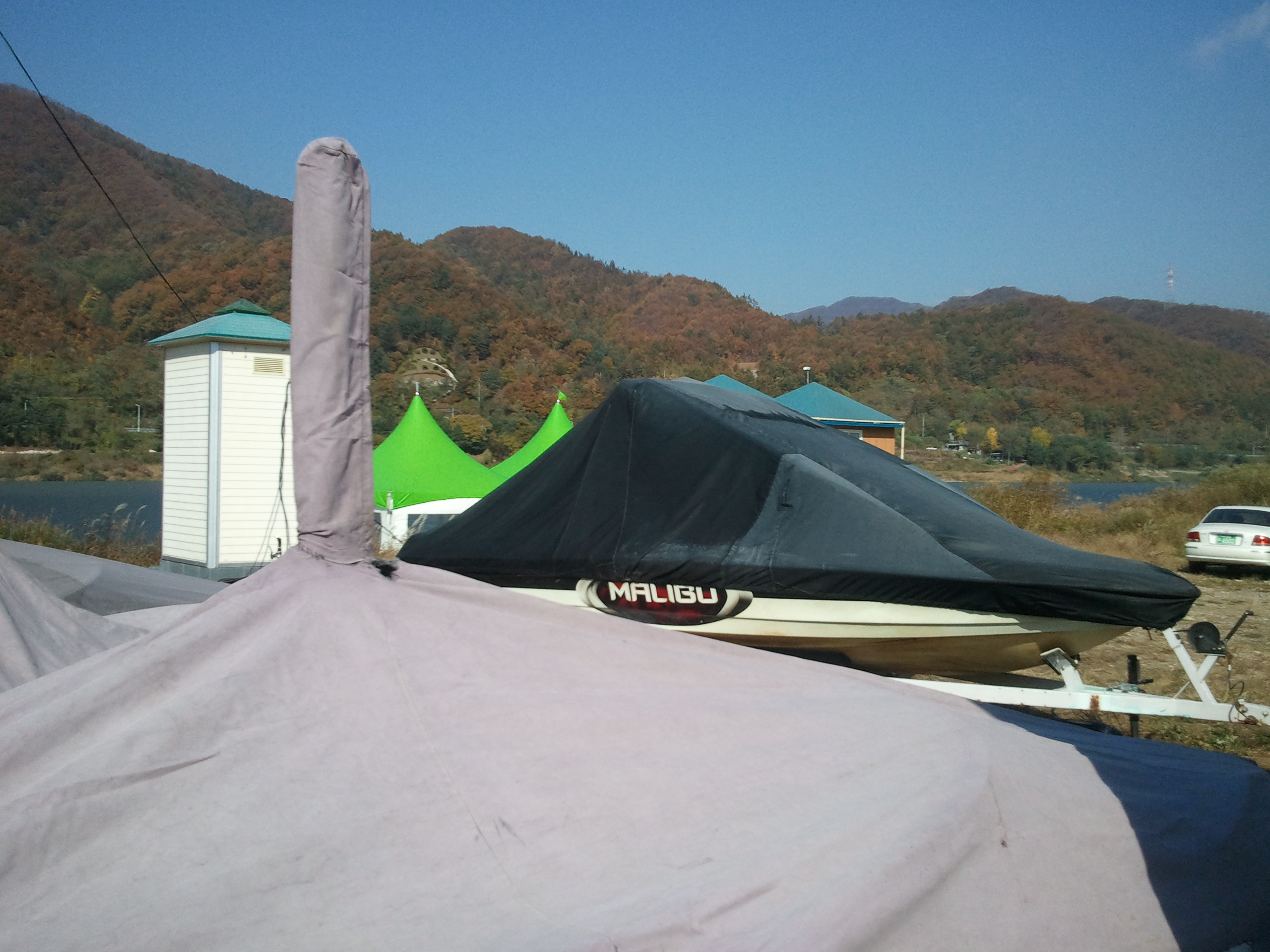 2012-10-28 11.06.07.jpg : 한햇동안 북한강을 누볏던 청평워터피아 수상스키장 모터보트들